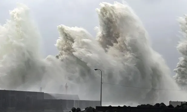 Loạt ảnh đáng sợ trong siêu bão đổ bộ Nhật Bản-2