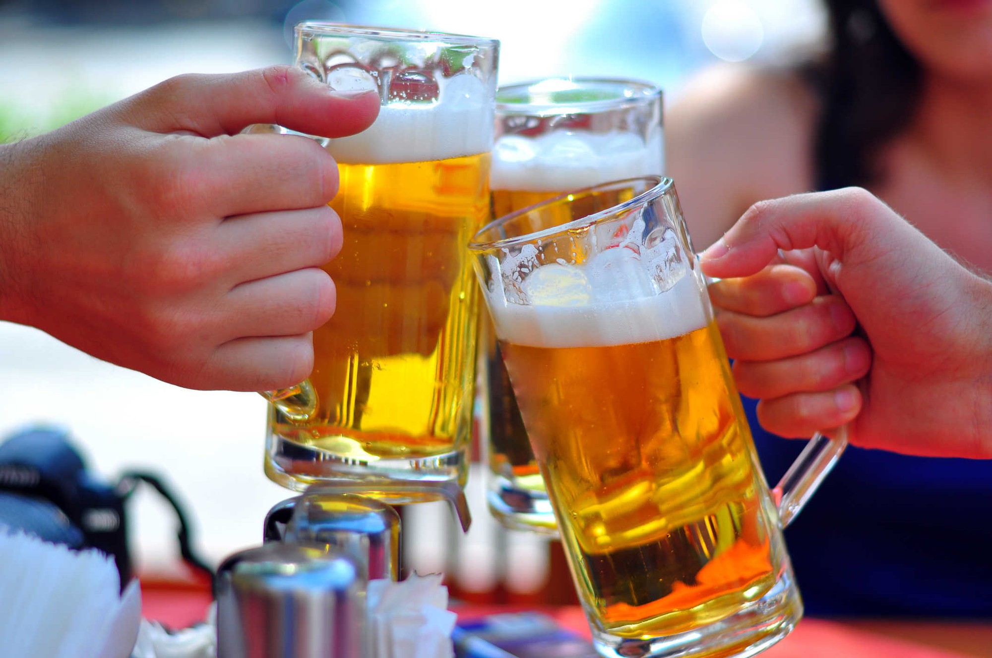 Uống bia để giải khát: Chuyên gia khuyến cáo không mát mà còn tăng nguy cơ đột quỵ-2
