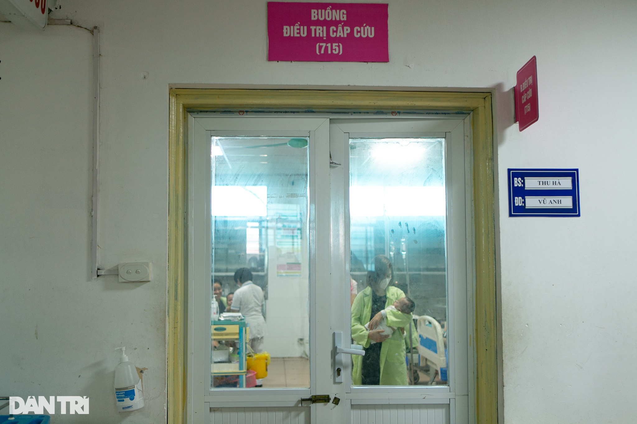 Hà Nội: Thiếu niên tràn dịch tinh hoàn sau khi chữa sốt xuất huyết tại nhà-1