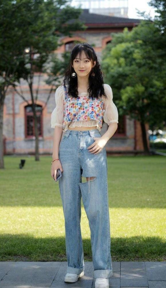 Mặc quần jeans vào mùa hè không khó, xem những người đẹp trong lĩnh vực thời trang hướng dẫn bạn mặc sao cho có khí chất nhất-2