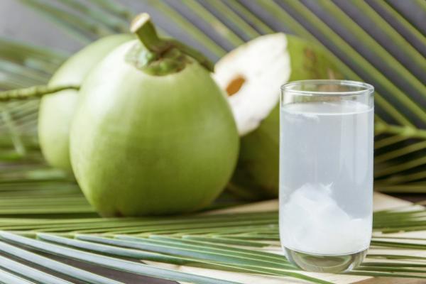 Uống nước dừa vào mùa hè tăng collagen nhưng cần tránh 7 “thời điểm độc”-1