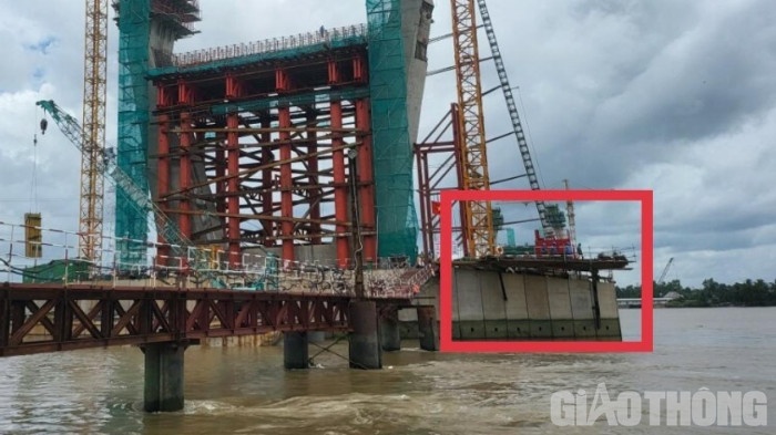 Khoảnh khắc sàn thi công cầu Mỹ Thuận 2 sập kéo 3 công nhân xuống sông-1