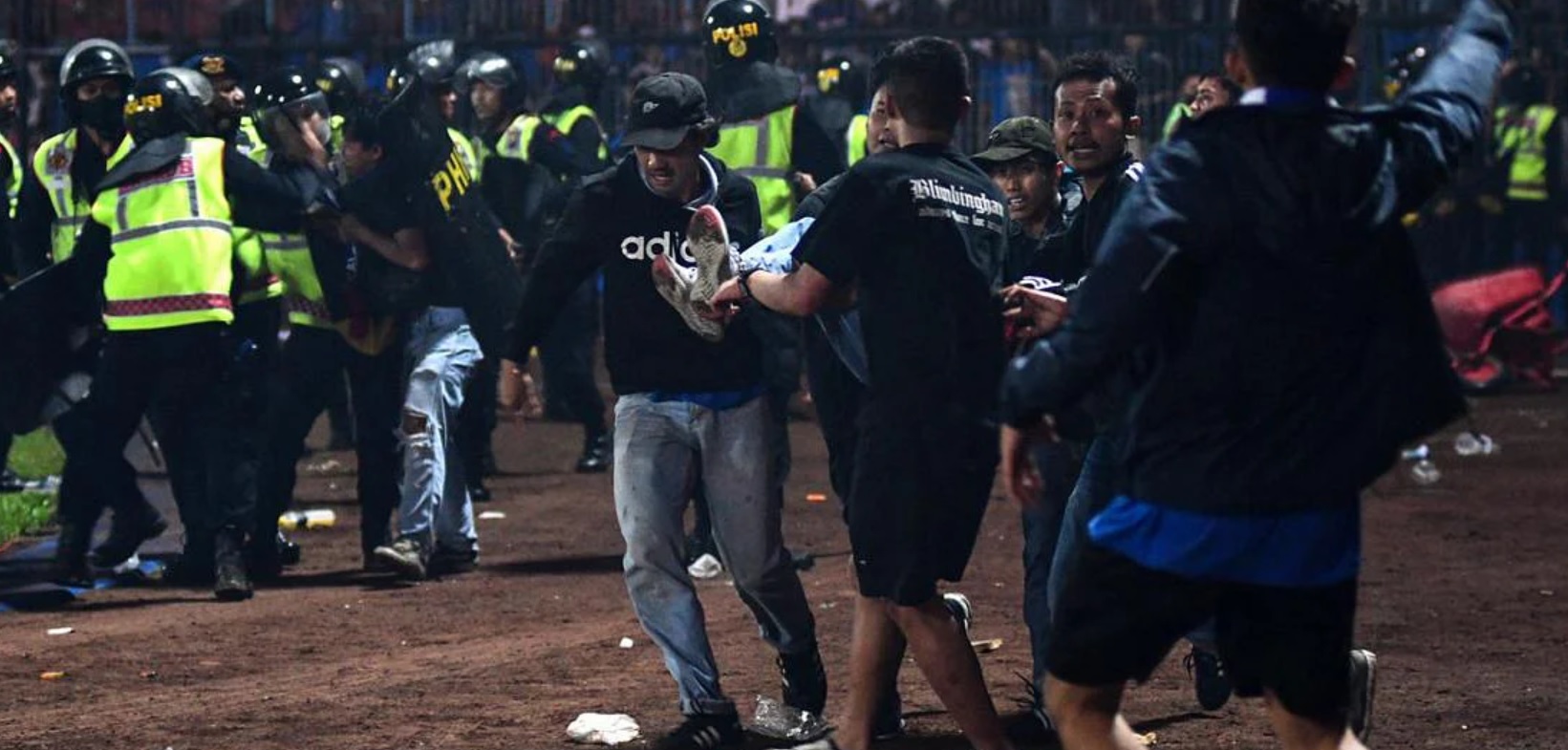 [Ảnh] Thảm cảnh giẫm đạp khiến hơn 170 người tử vong ở sân vận động Indonesia-4