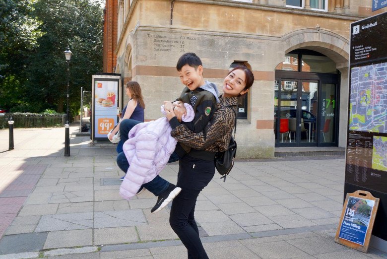 Con trai Jennifer Phạm và Quang Dũng về nước sau 2 năm ở nước ngoài, cao hơn mẹ Hoa hậu 1 cái đầu-4