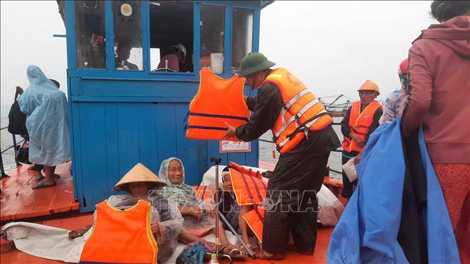 Quảng Nam: Đưa người già, phụ nữ, trẻ em xã đảo Tam Hải vào đất liền tránh bão Noru-2