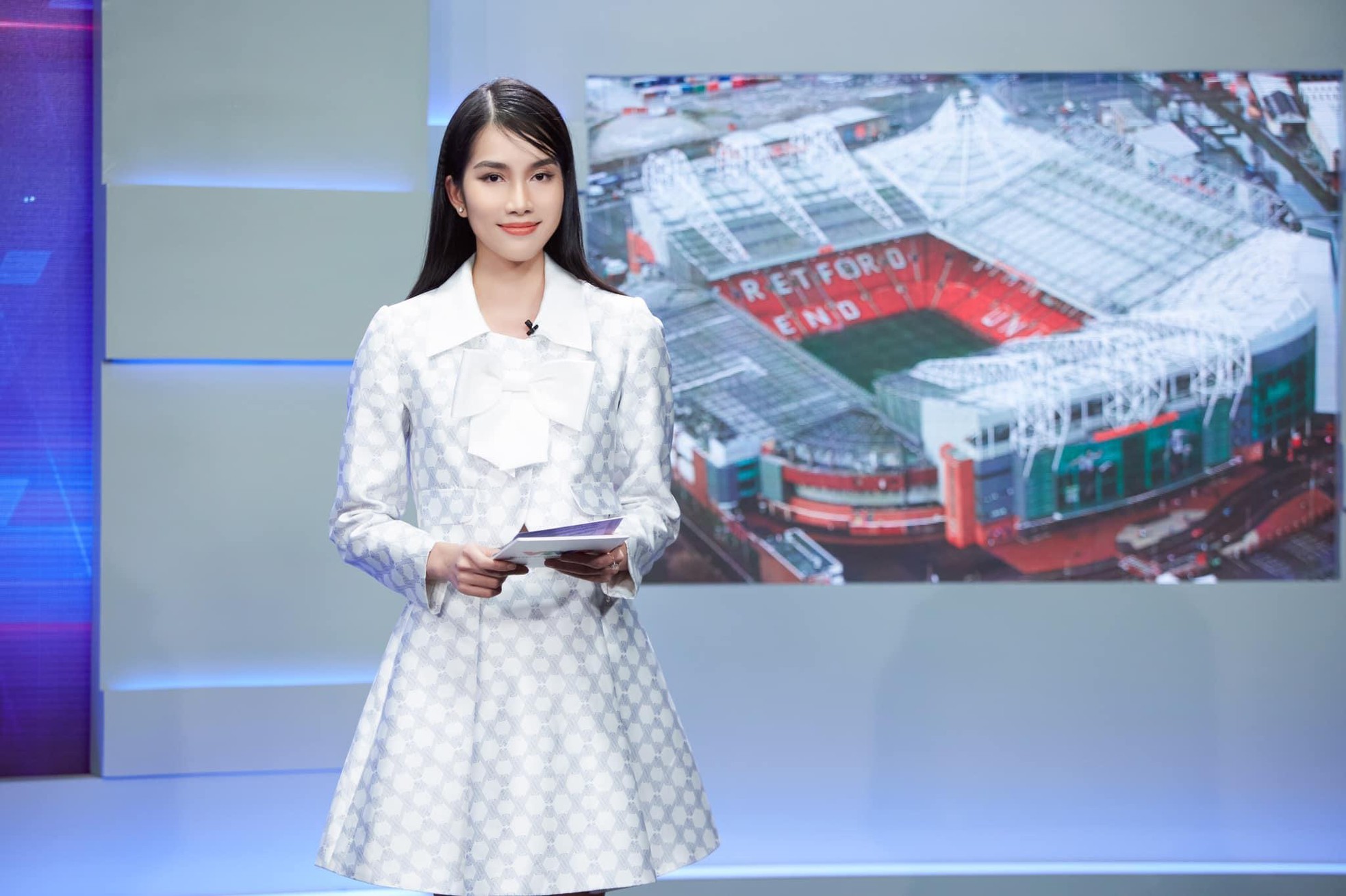 Dàn Hoa, Á hậu đẹp hút hồn khi làm MC trên truyền hình-10