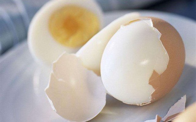 Luộc trứng chỉ thả nước lạnh là dại: Bỏ thêm thứ gia vị này vào trứng dễ bóc vỏ, ăn thơm ngon hẳn-2