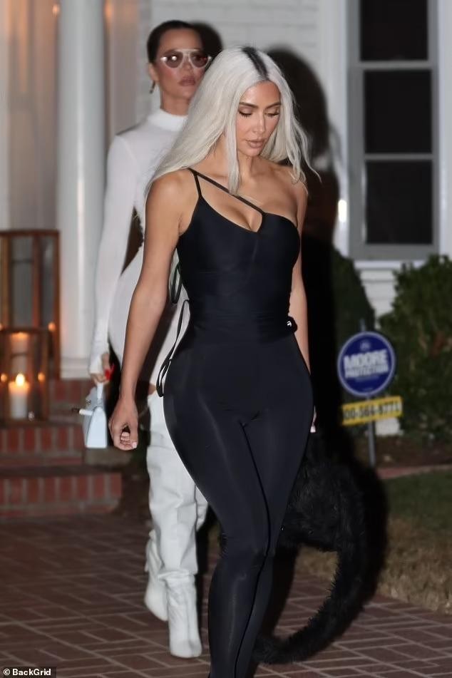 Kim Kardashian mặc bó sát khoe 3 vòng "nóng mắt"-2