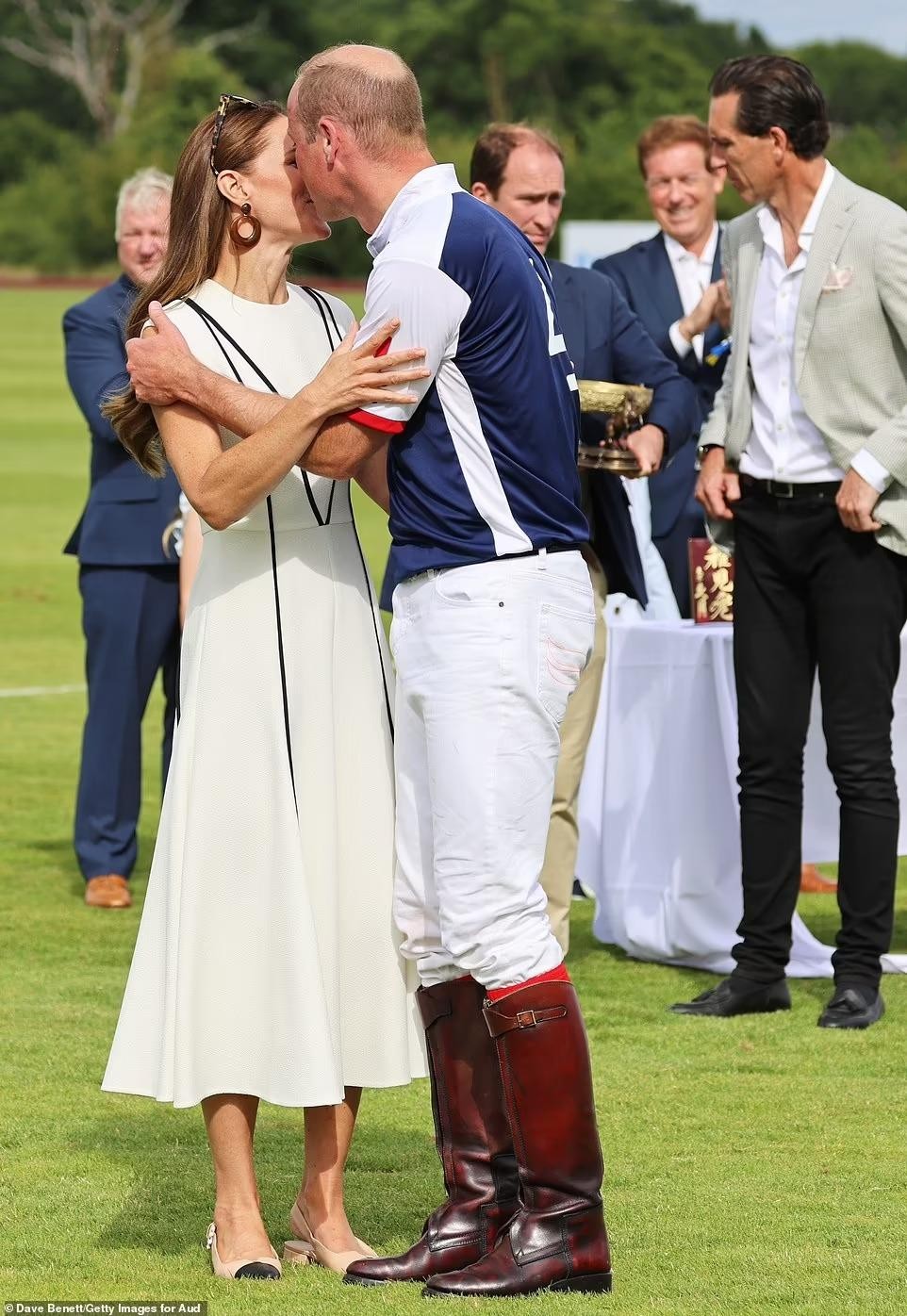 Công nương Kate rạng ngời trên sân đấu polo, được chồng hôn mừng chiến thắng-10