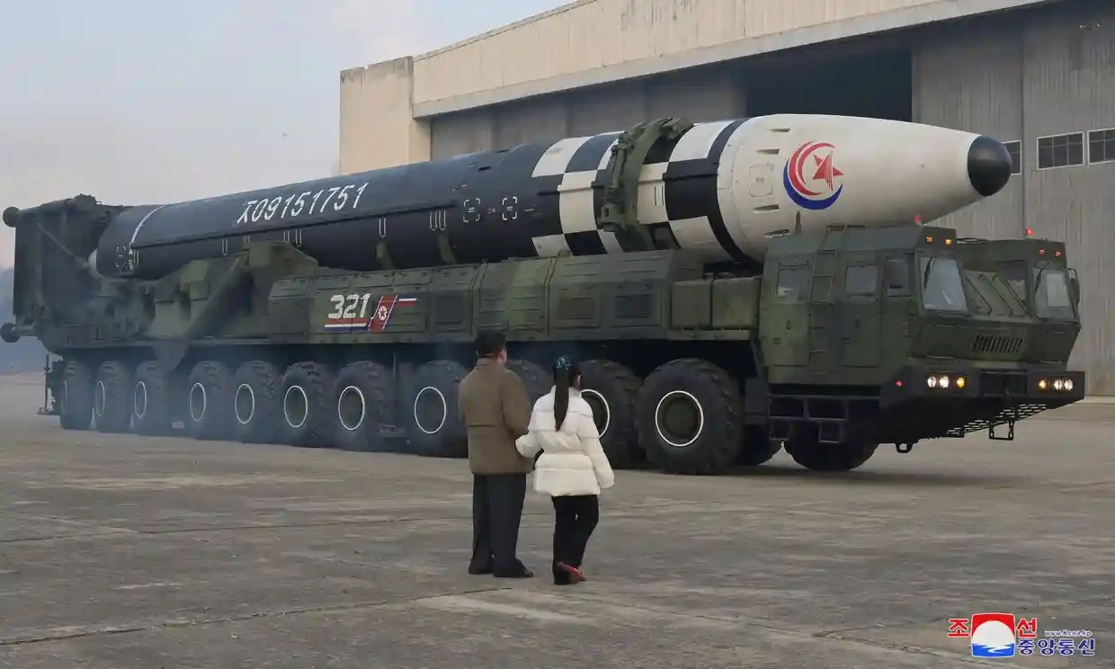 Con gái ông Kim Jong-un lần đầu lộ diện trong vụ phóng tên lửa-5