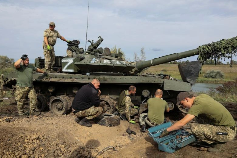 Hàng chục xe tăng Nga thành "mỏ vàng" cho Ukraine sau cuộc phản công-2