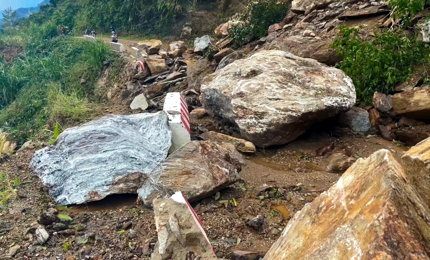 Mưa lớn, sạt lở gây ách tắc nghiêm trọng ở miền núi Quảng Nam-1