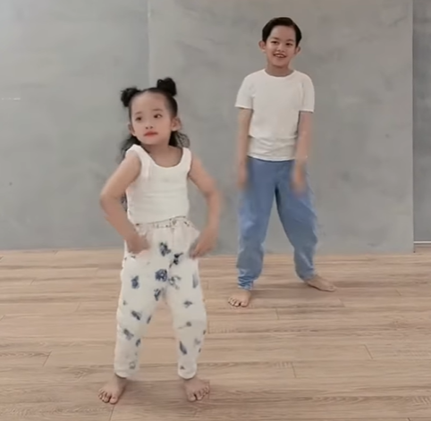 Con gái Khánh Thi Phan Hiển nhảy cực khéo, lắc hông dẻo, khi có bố mẹ thì khác hẳn-4