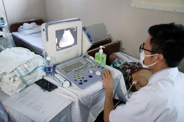 Tàu bệnh viện của Hải quân Việt Nam khám bệnh cho người dân Phú Yên-7