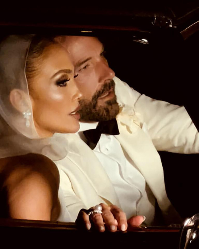 Jennifer Lopez tiết lộ trang phục dạ tiệc bằng vàng trong đám cưới với Ben Affleck-7