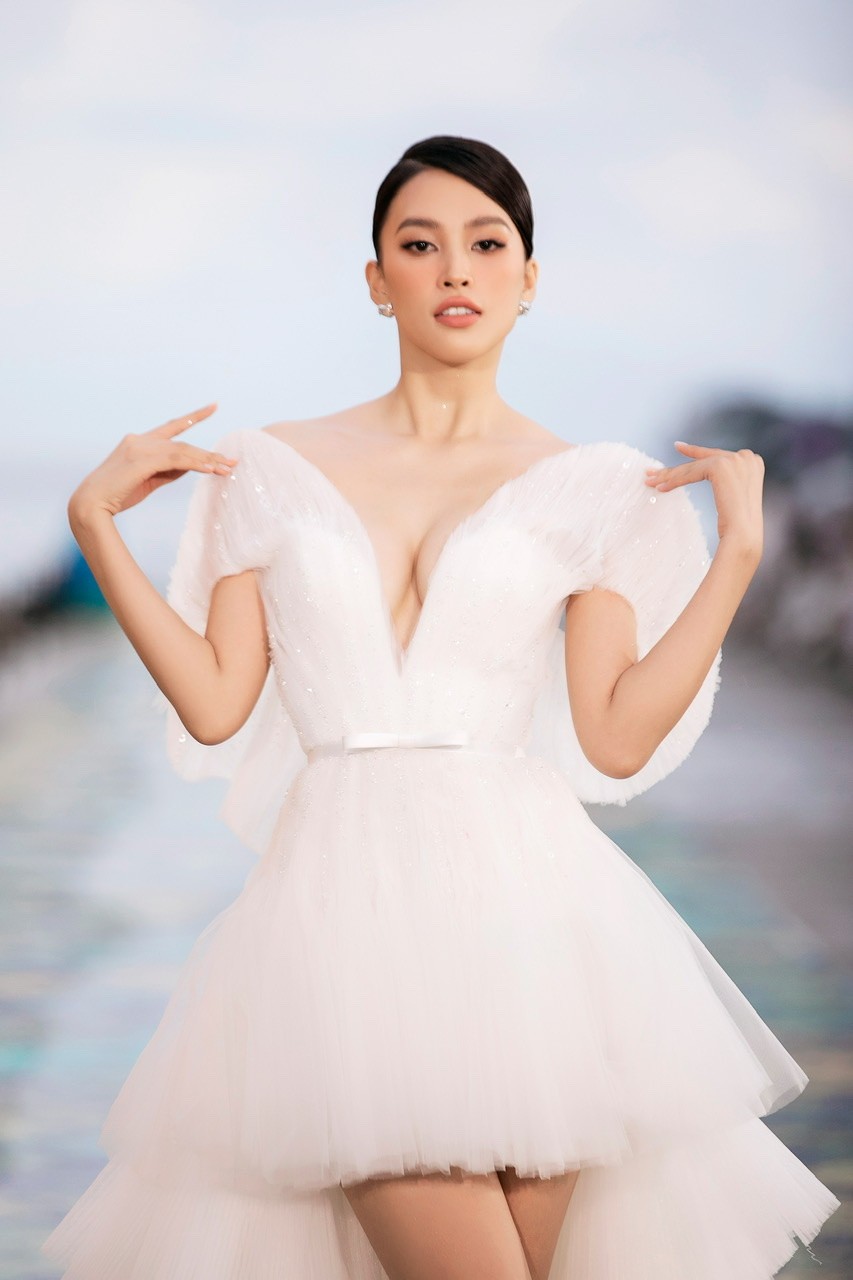 Hoa hậu Tiểu Vy, Á hậu Phương Anh đọ sắc khi diện váy cưới-2