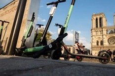 Số vụ tai nạn tăng cao, Paris tìm biện pháp cải thiện việc sử dụng xe điện mini-cover-img