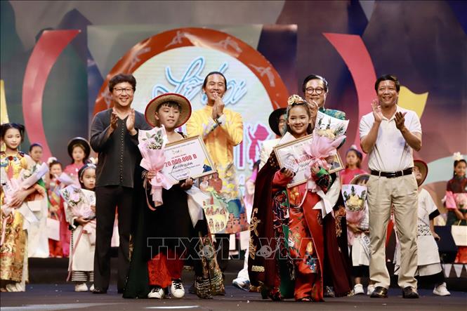 Vinh danh sáu Đại sứ Áo dài Trẻ em Việt Nam-5