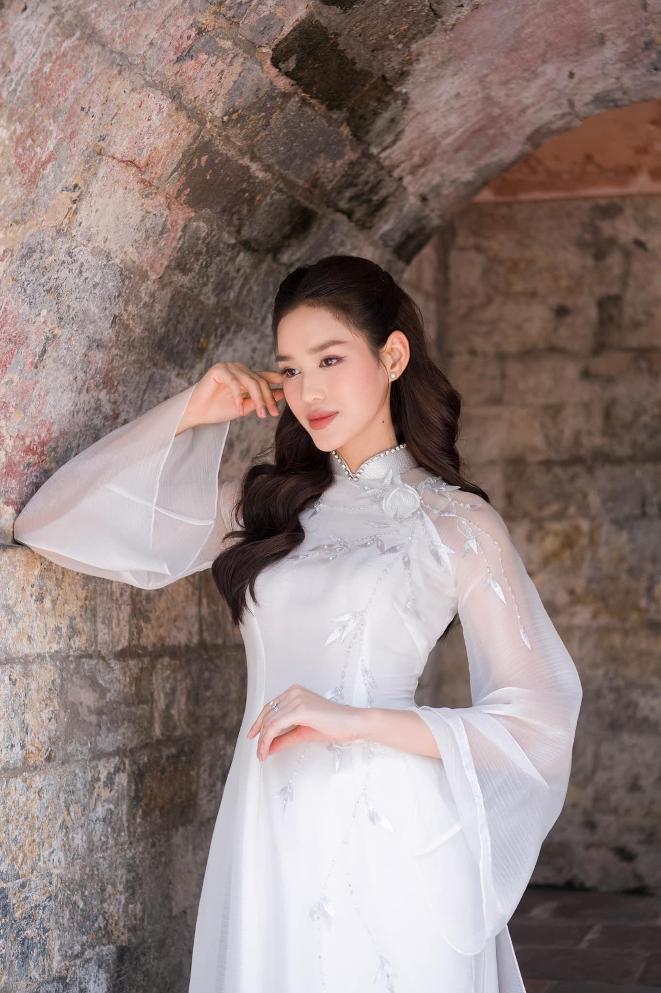 Hoa hậu Đỗ Thị Hà đẹp thuần khiết với áo dài trắng-7