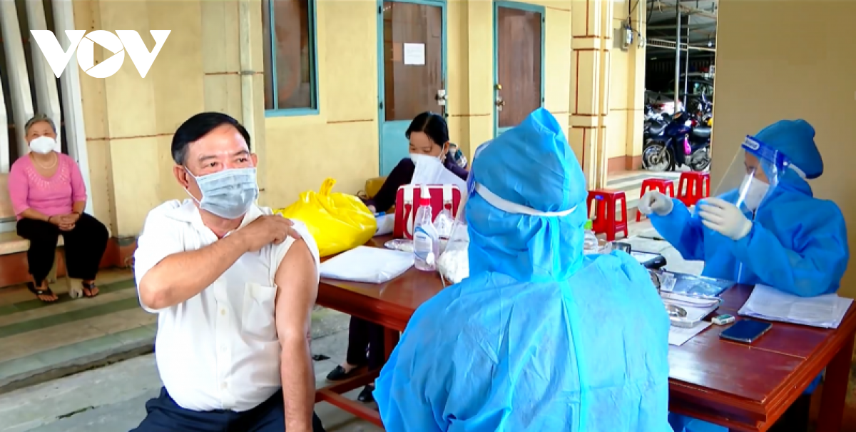 Người dân Vĩnh Long chủ động đi tiêm vaccine mũi 4-3