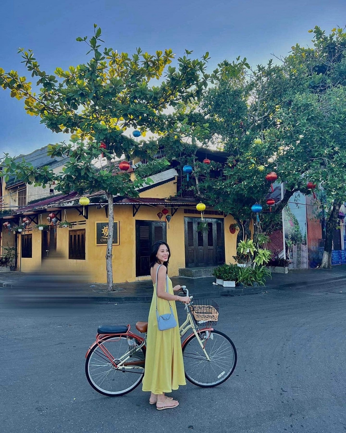 Hoa hậu Tiểu Vy khoe sắc xinh đẹp dưới nắng ở quê nhà Hội An-4
