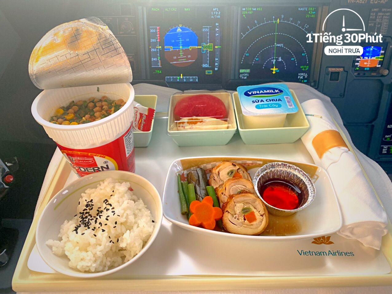 Phi công Vietnam Airlines tiết lộ bữa cơm trưa tự làm khi đi bay và quy định về 