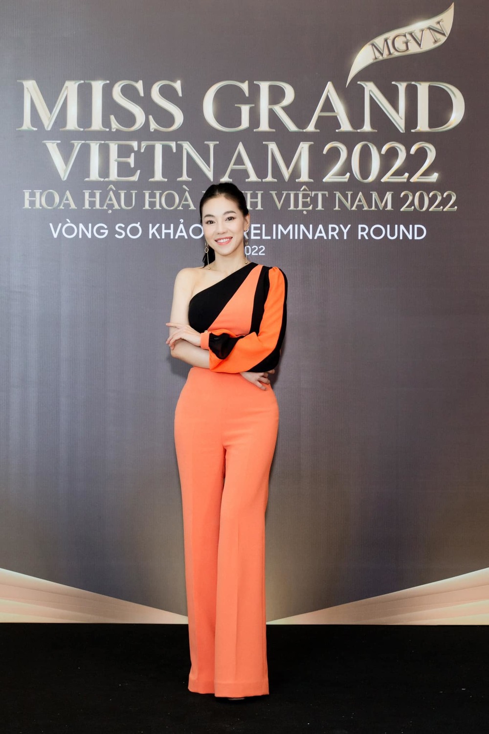 Bà Phạm Kim Dung làm CEO vẫn tự tay sửa áo dài cho "con gái"-12