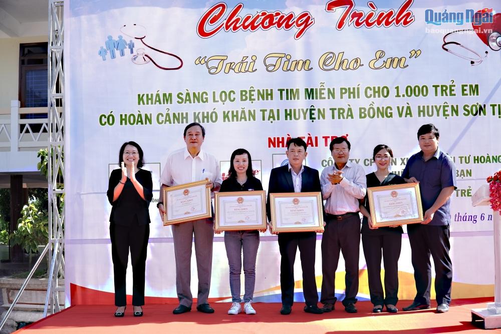 Khám sàng lọc bệnh tim miễn phí cho 500 trẻ em huyện Trà Bồng-6