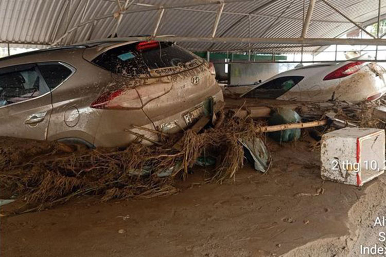 Xót xa loạt ôtô, xe máy ngập bùn bị lũ cuốn trôi ở Nghệ An-7
