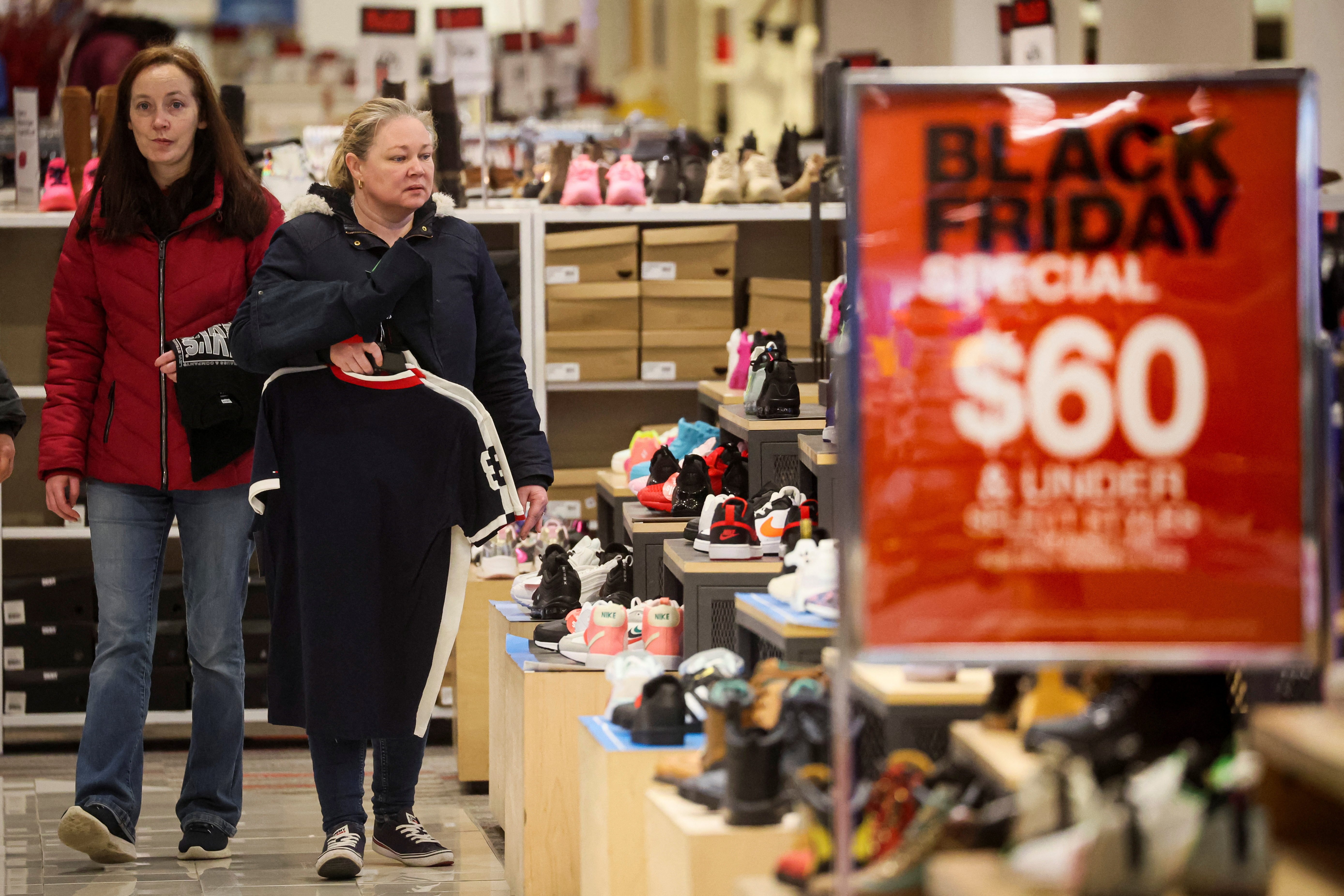 Lạm phát khiến người tiêu dùng Mỹ chùn bước trong ngày mua sắm Black Friday-2