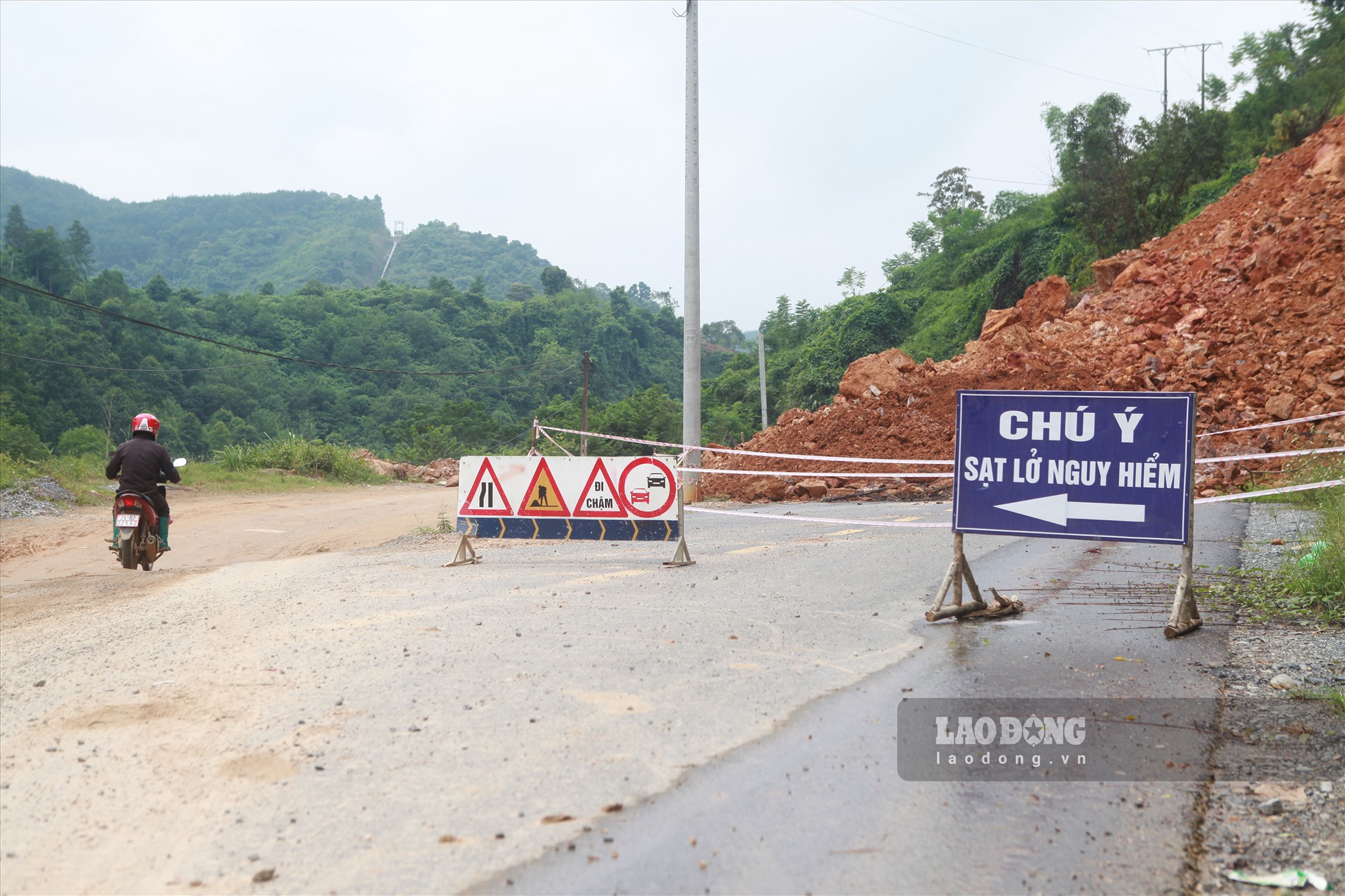 Triền đồi nứt toác ở Lào Cai: Dân lo tính mạng, lúa lo thiếu nước-1