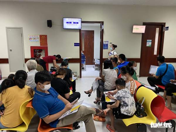 Bệnh nhi nằm vạ vật vì nhiều bệnh viện ở Hà Nội quá tải-4