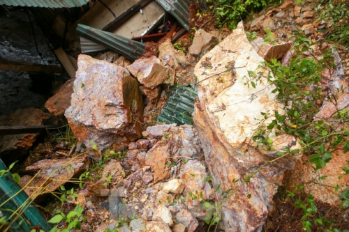 Nhiều tảng đá lớn từ núi Dũng Quyết đổ sập xuống nhà dân-1