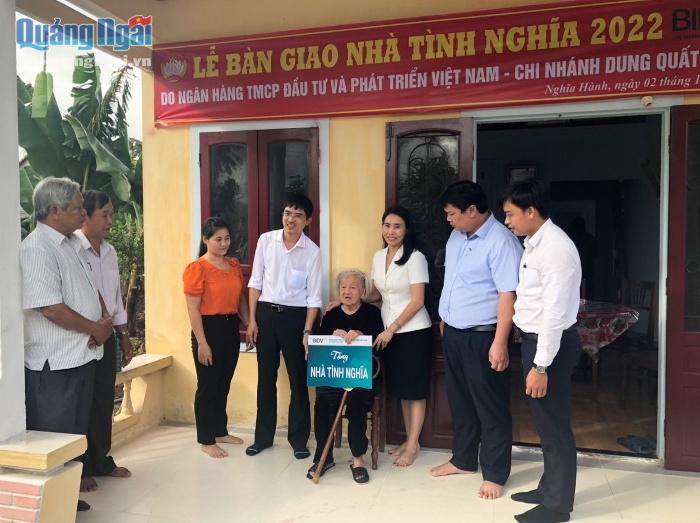 Bàn giao nhà tình nghĩa cho Mẹ Việt Nam Anh hùng và gia đình chính sách-1