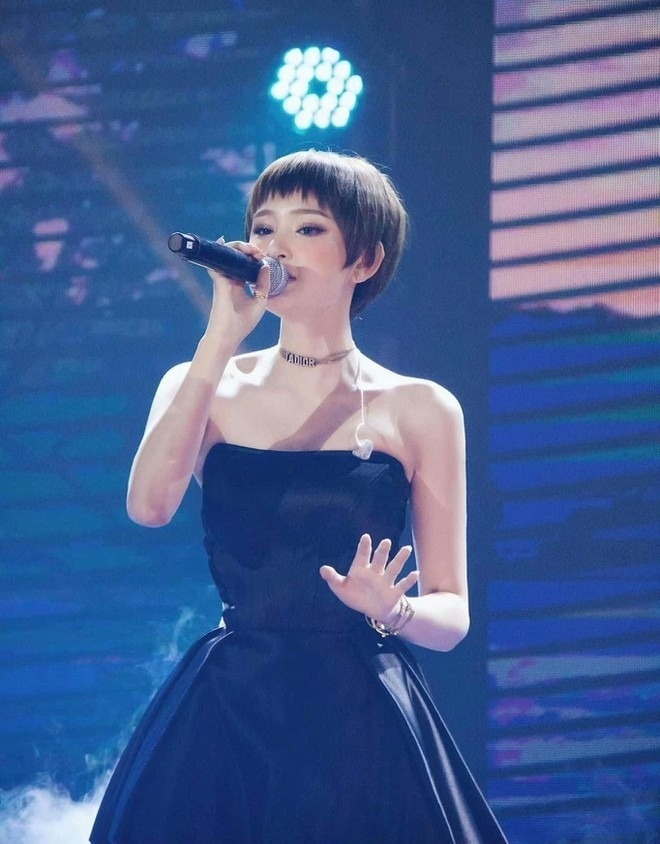 Hiền Hồ 'comeback', 2 chiếc váy mặc trong đêm nhạc riêng 'hot' ngang chủ nhân-7