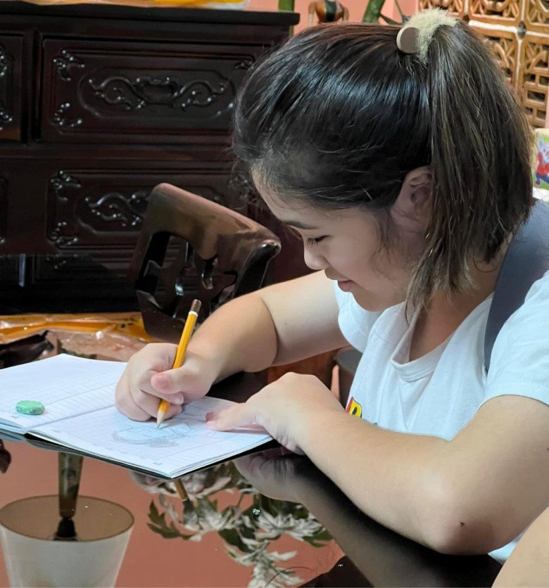 Thúy Nga tự hào con gái về Việt Nam giỏi giang hơn bên Mỹ: 11 tuổi tự đứng bếp nấu ăn, làm việc nhà-4