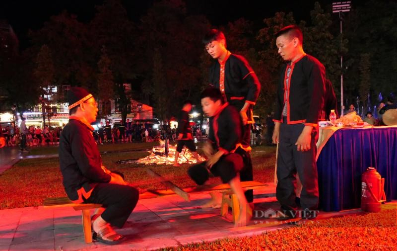 Những chàng trai Pà Thẻn chân trần nhảy múa trong đống lửa-5