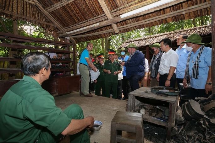Thủ tướng Cuba Manuel Marrero Cruz hào hứng tham quan địa đạo Củ Chi-9