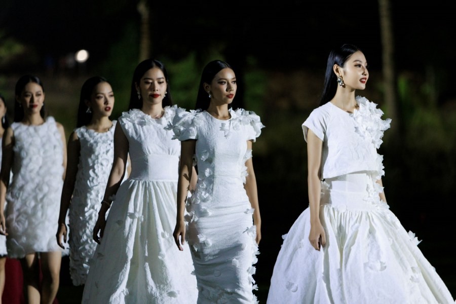 Top 38 thí sinh Miss World Vietnam trình diễn thời trang dưới mưa-4