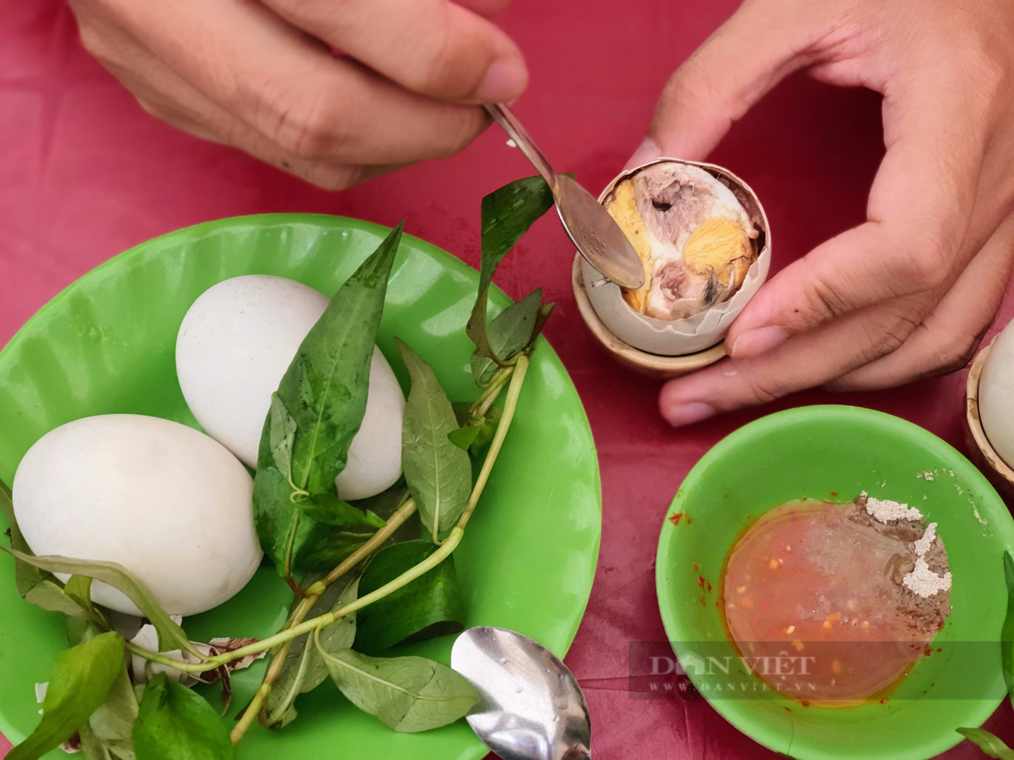 Sài Gòn quán: Quán hột vịt lộn nổi tiếng nhất khu nhà giàu Thảo Điền, 10 trứng úp mề như một-1