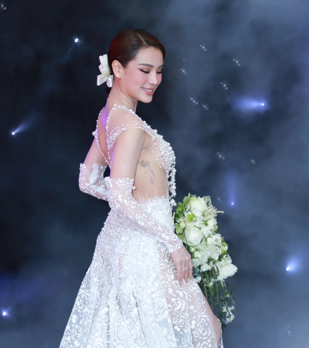 Mỹ nhân Việt chuộng váy cưới trễ nải khoe hình xăm-5