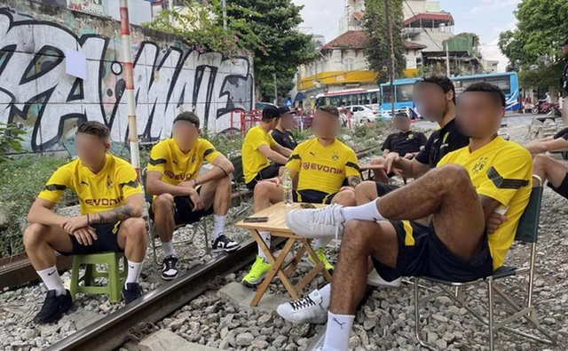 Quán cà phê cho các cầu thủ ngồi chụp ảnh trên đường tàu bị đóng cửa-cover-img