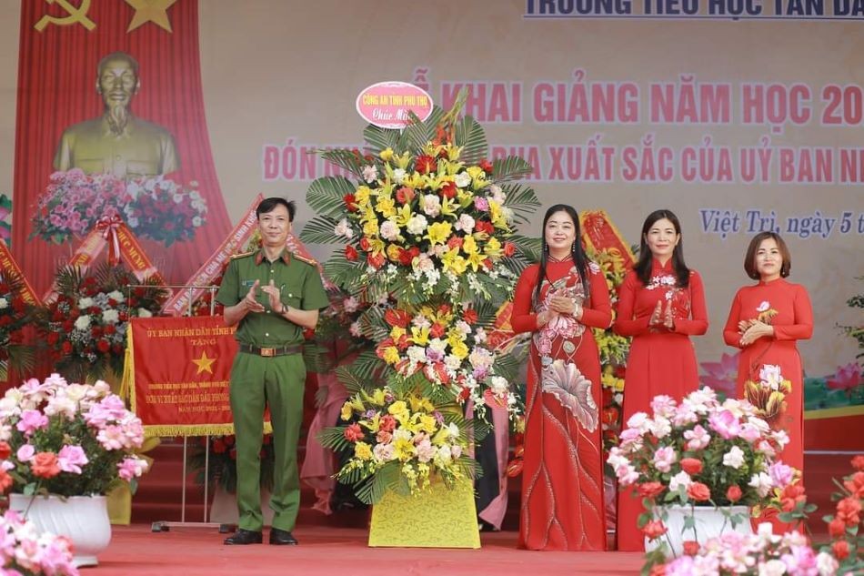 Trường tiểu học Tân Dân đón nhận Cờ thi đua của UBND tỉnh Phú Thọ tặng-3