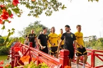 Cầu thủ Borussia Dortmund ngồi xích lô dạo hồ Gươm, thăm đền Ngọc Sơn-cover-img