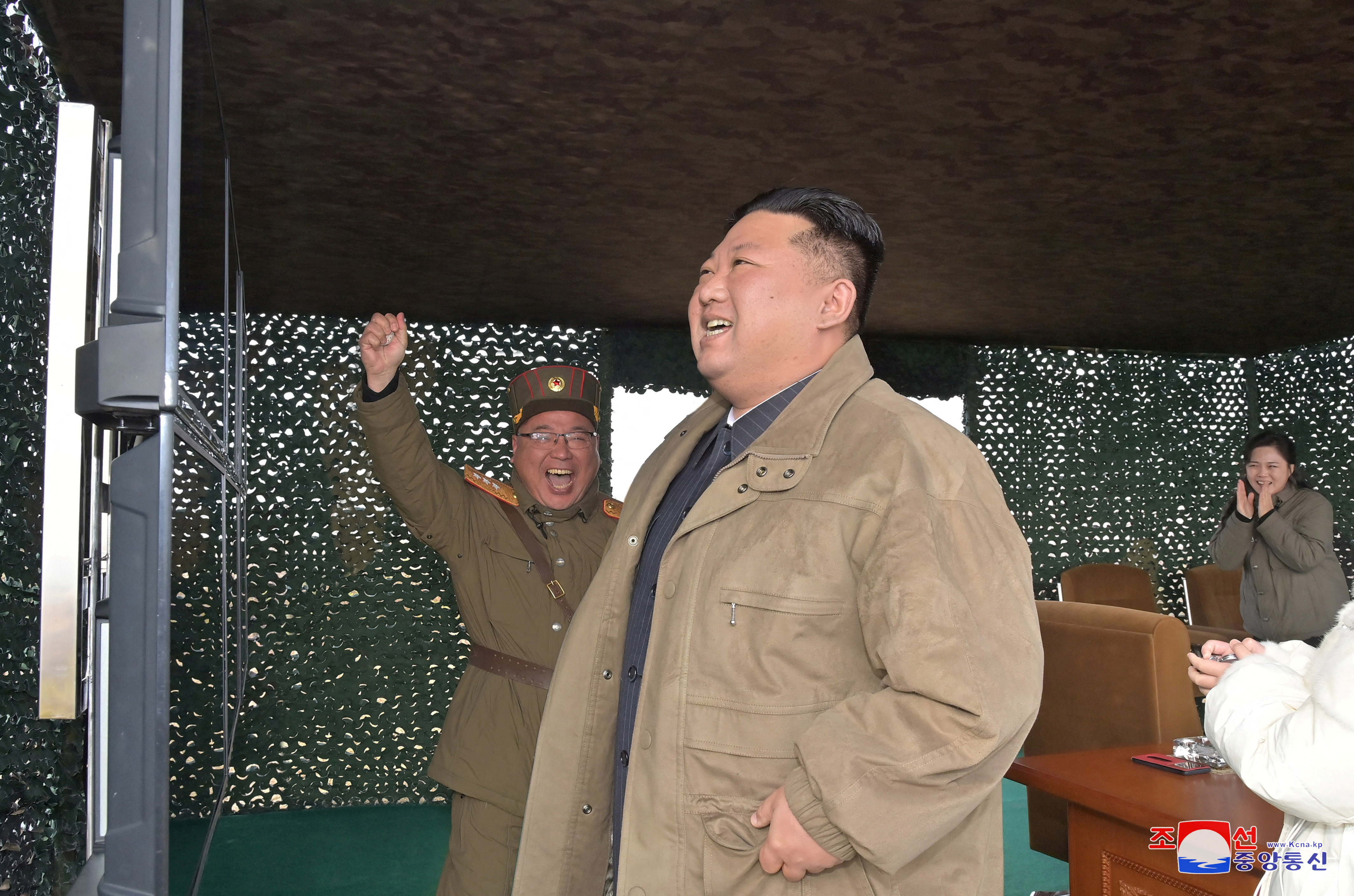 Tin thế giới 19-11: Ông Kim Jong Un dắt vợ con xem phóng tên lửa đạn đạo xuyên lục địa-1
