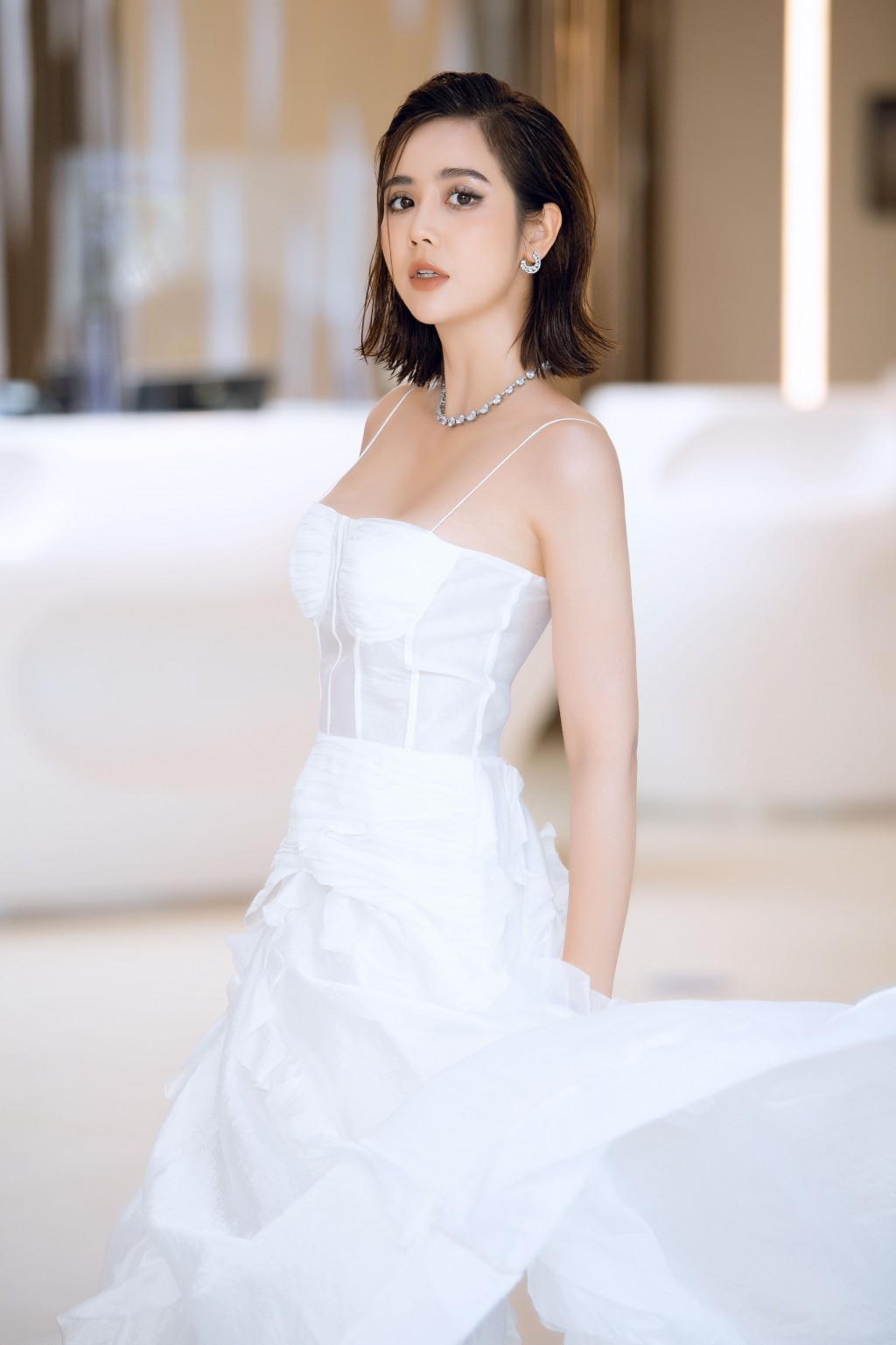 Phan Minh Huyền khiến công chúng ngây ngất với vẻ đẹp nữ thần khi diện váy trắng-5