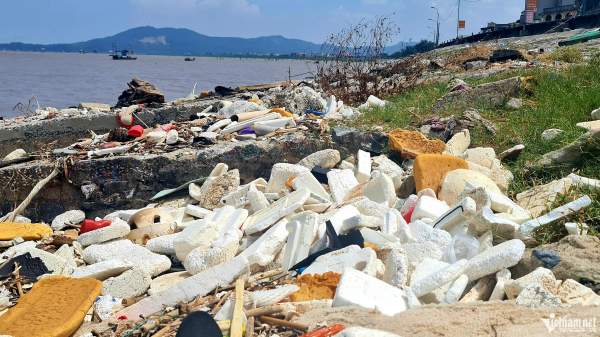 Bờ biển ở Thanh Hóa quanh năm ngập rác-4