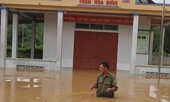 Nước lũ bao vây, người dân nhiều xã ở Hà Tĩnh bị cô lập-cover-img