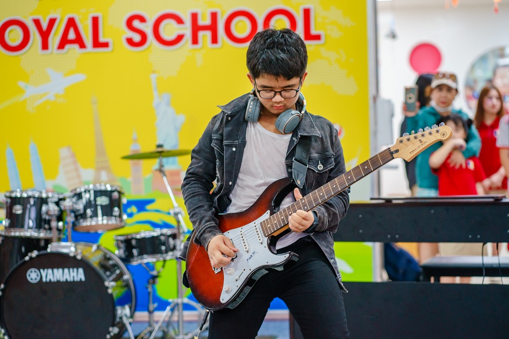 Teen Royal School tặng thầy cô bữa tiệc âm nhạc trong minishow ngay sân trường-3