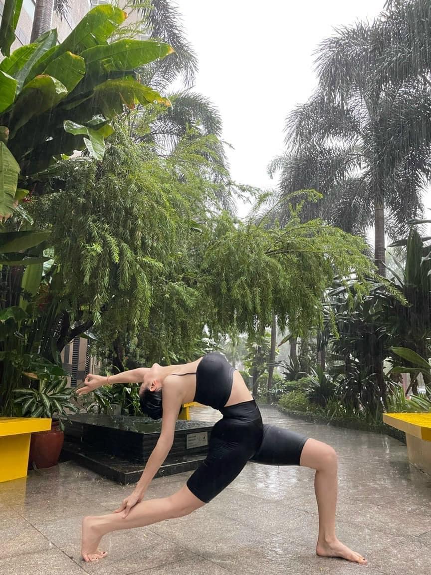 Trà Ngọc Hằng cùng con gái tập yoga dưới mưa-2